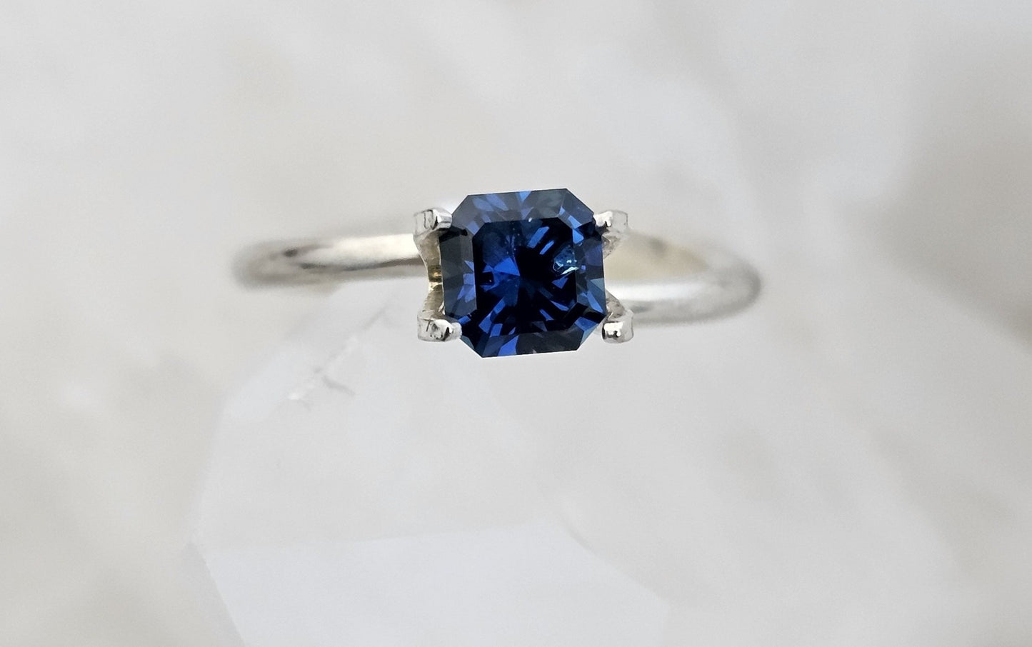 0.92 ct Mixed cut - Blue on blue natural Australian sapphire