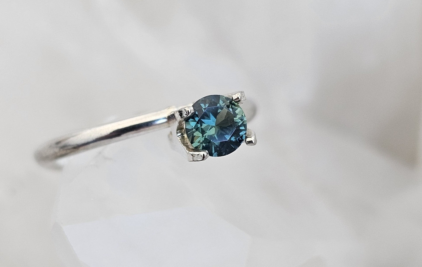 0.48 ct Round brilliant - Teal + green parti-colour natural Australian sapphire