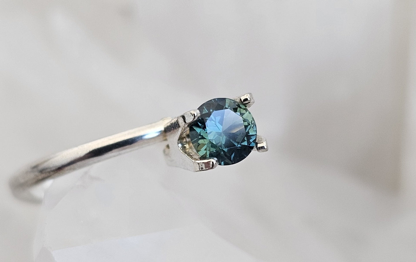 0.48 ct Round brilliant - Teal + green parti-colour natural Australian sapphire