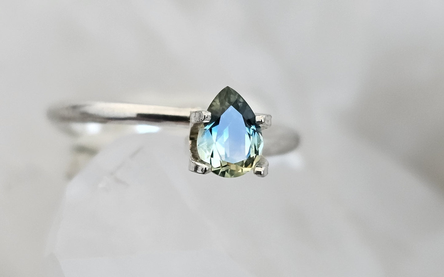 0.67 ct Pear cut - Yellow + blue bi-colour natural Australian sapphire