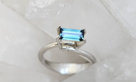 0.75 ct Baguette cut - Light blue + teal natural Australian sapphire