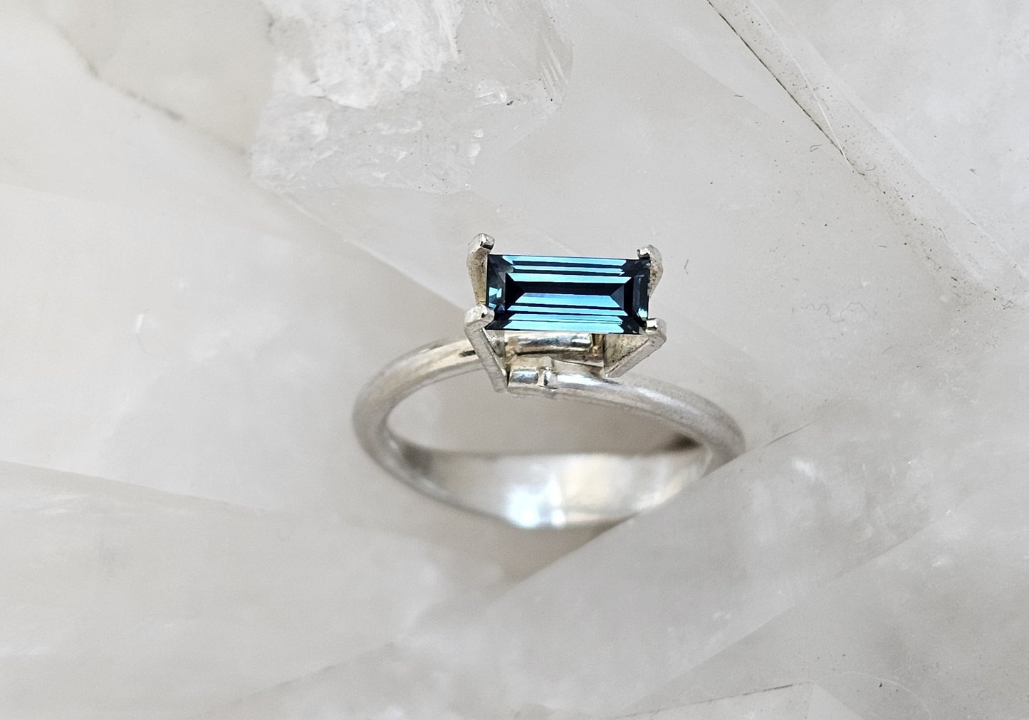 0.75 ct Baguette cut - Light blue + teal natural Australian sapphire