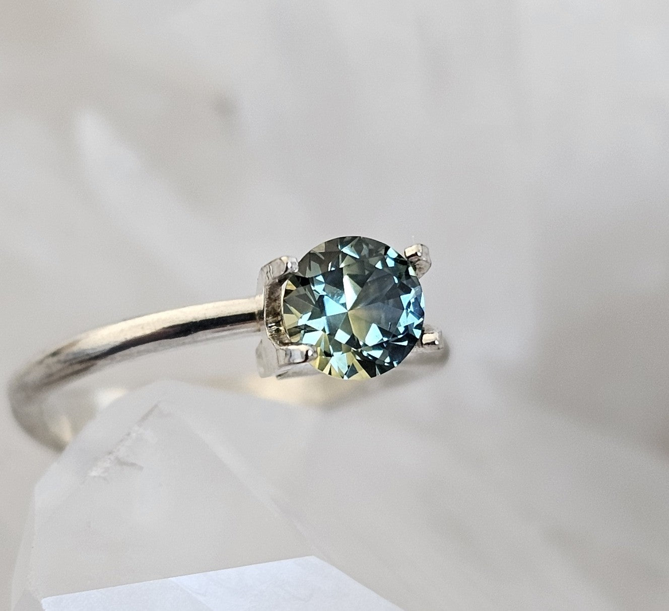 0.97 ct Round brilliant - Light teal parti-colour natural Australian sapphire