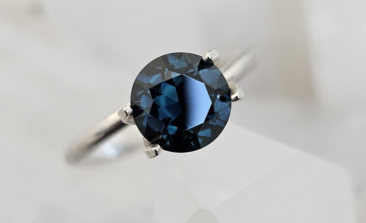 1.96 ct Round brilliant - Blue + teal parti-colour natural Australian sapphire